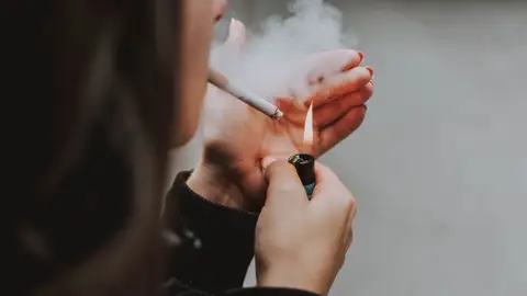 Esa gente que fuma y apesta Esa gente que fuma y apesta