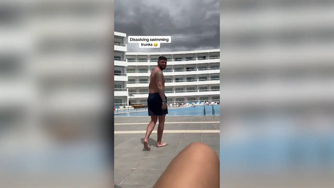 Le regala a su novio un bañador que se disuelve en el agua y el vídeo de la broma lo han visto ocho millones de personas en TikTok