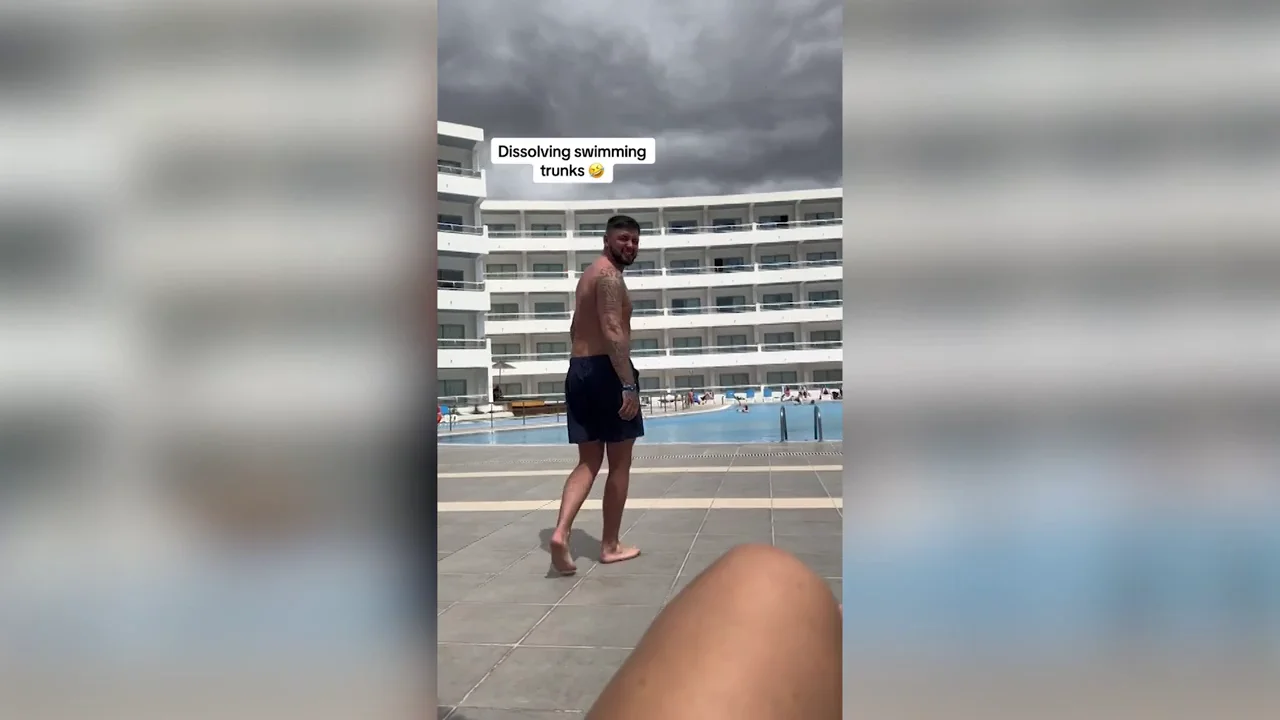 Le regala a su novio un bañador que se disuelve en el agua y el vídeo de la broma lo han visto ocho millones de personas en TikTok Le regala a su novio un bañador que se disuelve en el agua y el vídeo de la broma lo han visto ocho millones de personas en TikTok
