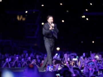 El cantante Manuel Carrasco durante el concierto en la Cartuja de Sevilla