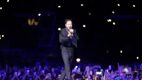 El cantante Manuel Carrasco durante el concierto en la Cartuja de Sevilla El cantante Manuel Carrasco durante el concierto en la Cartuja de Sevilla