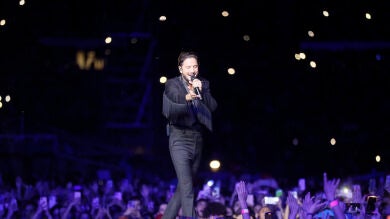 El homenaje de Manu Carrasco a Elena Huelva en su macroconcierto de La Cartuja