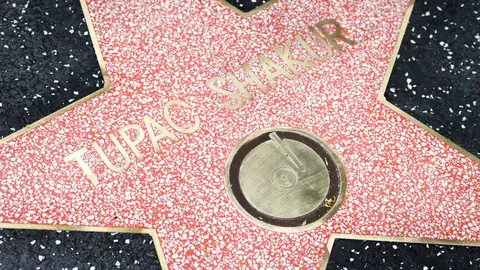 La estrella del Paseo de la Fama de Tupac Shakur La estrella del Paseo de la Fama de Tupac Shakur