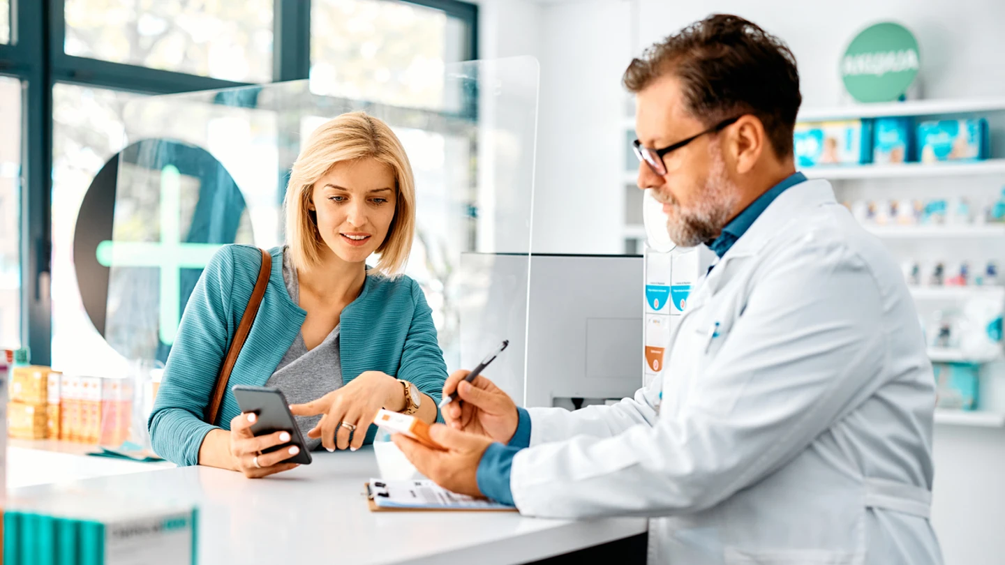 Farmacéutico atendiendo Farmacéutico atendiendo