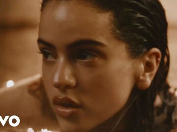 Rosal&iacute;a en el videoclip de 'Tuya'.