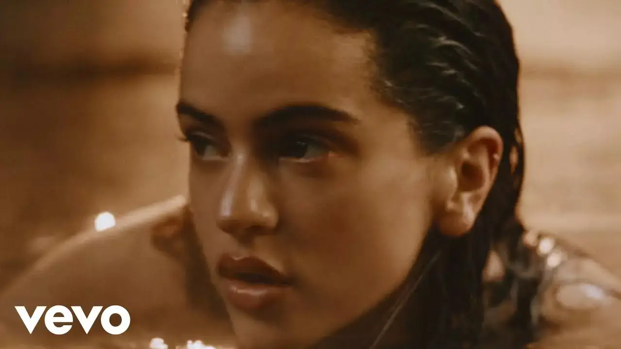 Rosalía en el videoclip de &#39;Tuya&#39;.