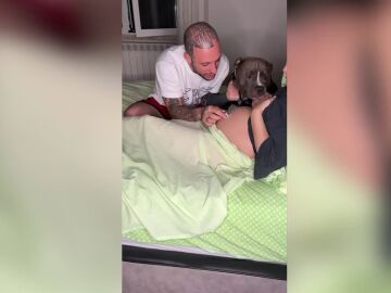 Un perro escucha los latidos de la bebé de su dueña