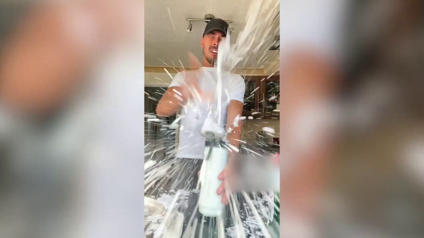 Intenta limpiar una botella de agua con jab&oacute;n pero sale mal: el v&iacute;deo que han visto 8 millones de personas en TikTok