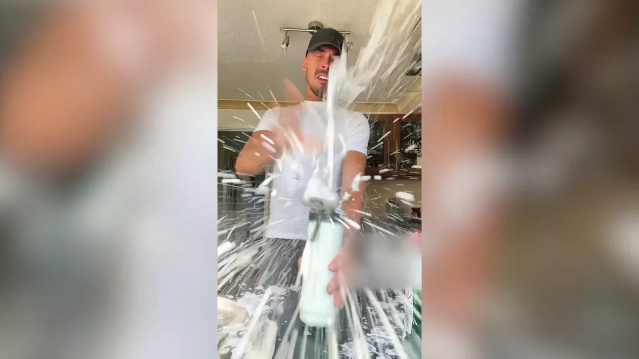 Intenta limpiar una botella de agua con jab&oacute;n pero sale mal: el v&iacute;deo que han visto 8 millones de personas en TikTok