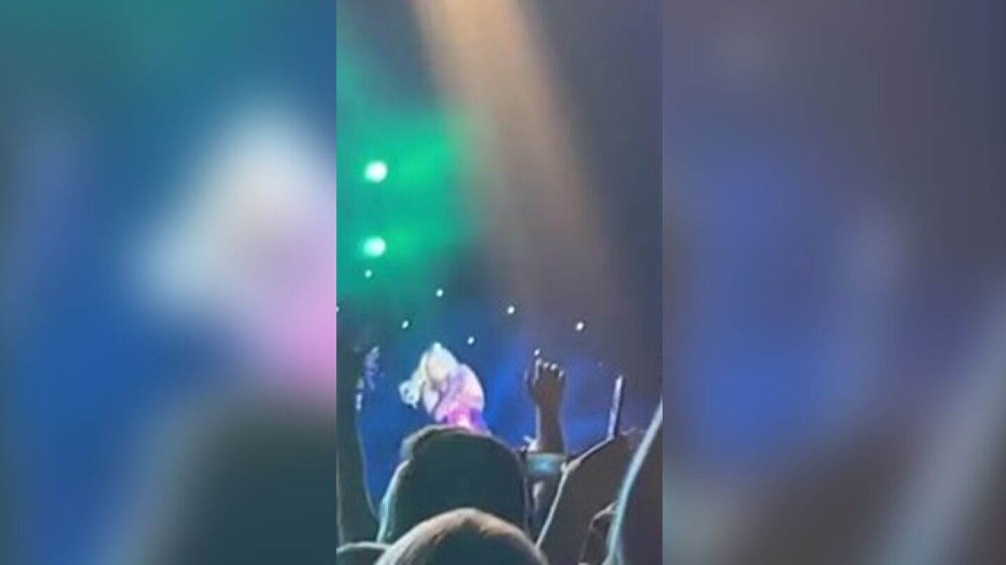 Le tiran un m&oacute;vil a Bebe Rexha en un concierto