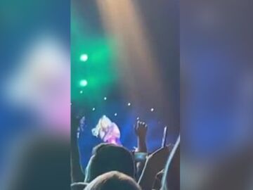 Le tiran un m&oacute;vil a Bebe Rexha en un concierto