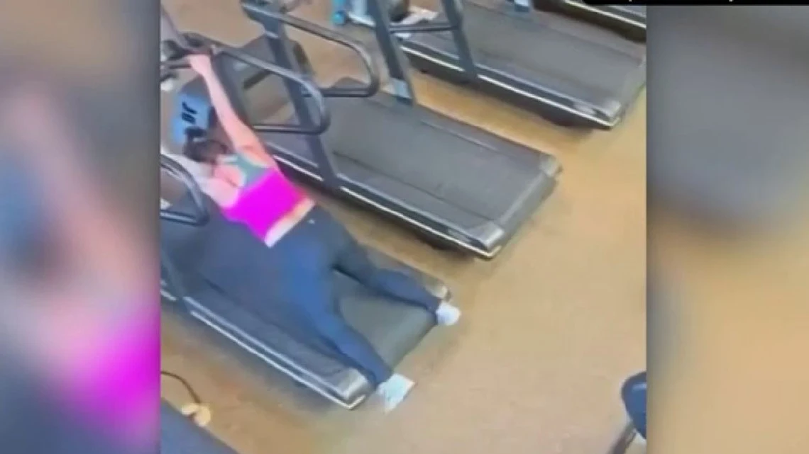 Se cae en la cinta de correr del gimnasio Se cae en la cinta de correr del gimnasio