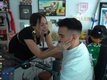 Masi e IlloJuan durante la sorpresa de cumplea&ntilde;os en stream.