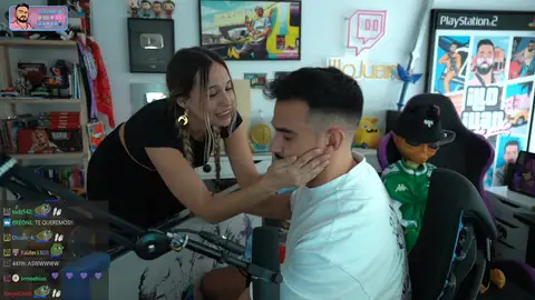 Masi e IlloJuan durante la sorpresa de cumpleaños en stream. Masi e IlloJuan durante la sorpresa de cumpleaños en stream.