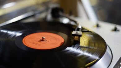 ¿Cómo se hacen los vinilos? La explicación de cómo se consigue grabar música en discos
