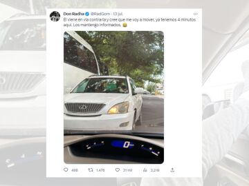 Tuit viral en el que cuenta la historia de c&oacute;mo ambos conductores se quedaron esperando.