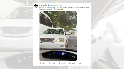 Tuit viral en el que cuenta la historia de cómo ambos conductores se quedaron esperando. Tuit viral en el que cuenta la historia de cómo ambos conductores se quedaron esperando.
