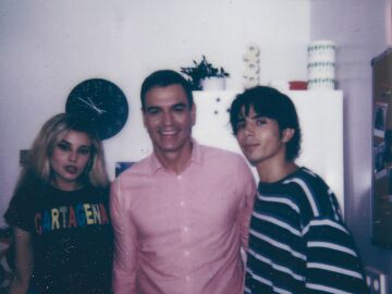 Pedro Sánchez junto a Mariang y Carlos Peguer, presentadores de 'La Pija y la Quinqui'.