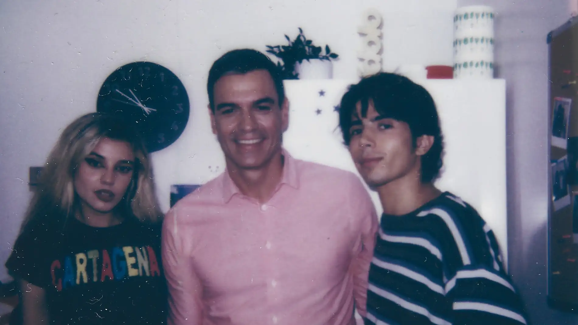 Pedro Sánchez junto a Mariang y Carlos Peguer, presentadores de &#39;La Pija y la Quinqui&#39;.