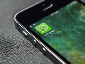 Móvil con la aplicación de WhatsApp