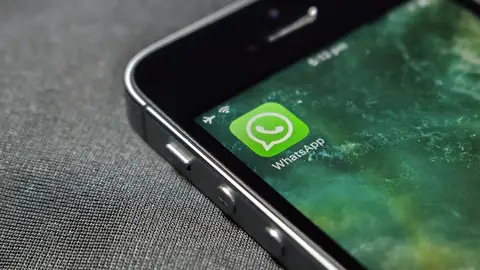 Móvil con la aplicación de WhatsApp Móvil con la aplicación de WhatsApp