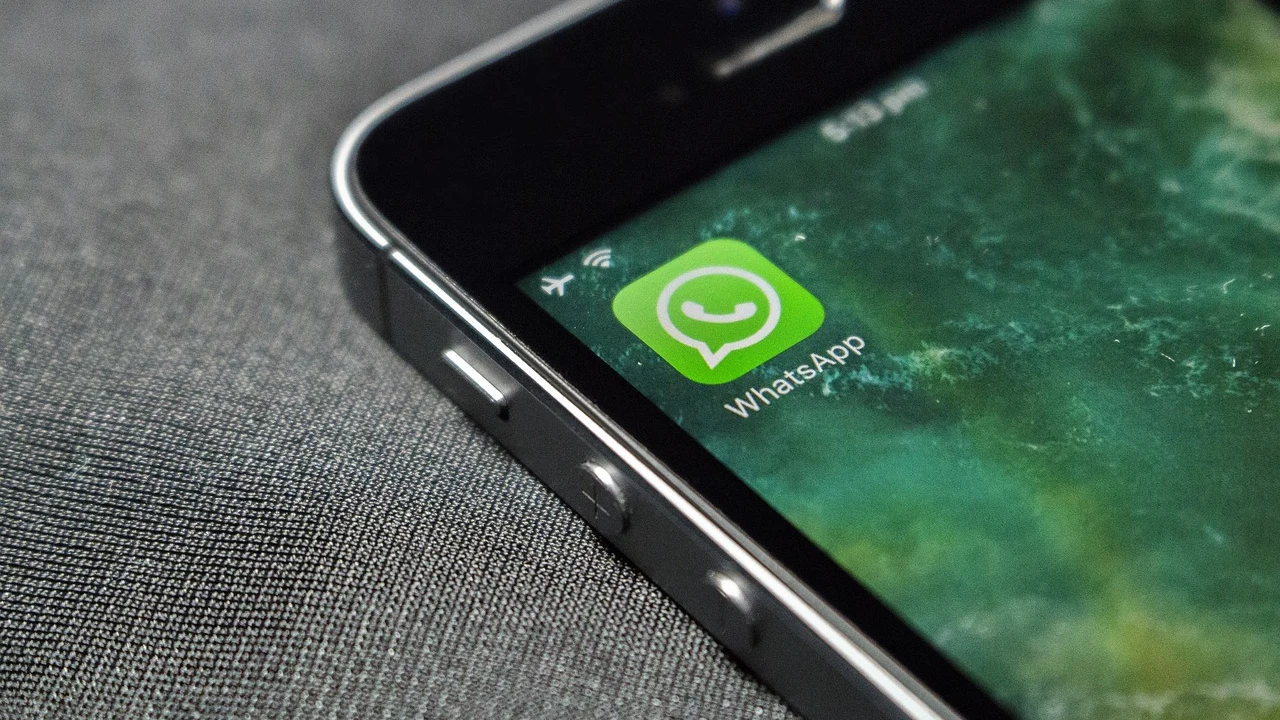 M&oacute;vil con la aplicaci&oacute;n de WhatsApp