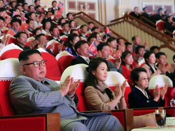 Kim Jong-Un aplaude durante una función
