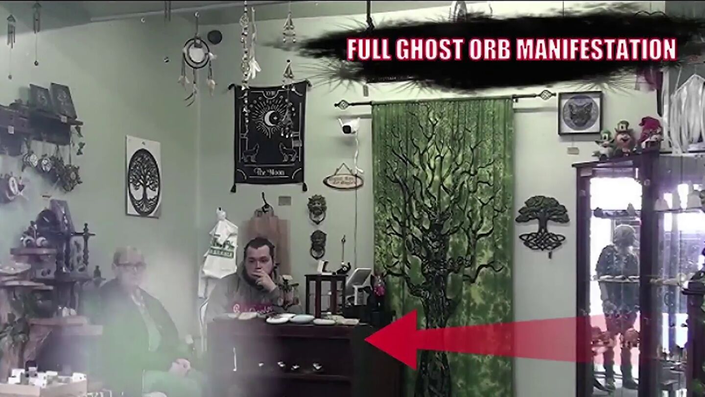 Graban a un fantasma dentro de una tienda de magia