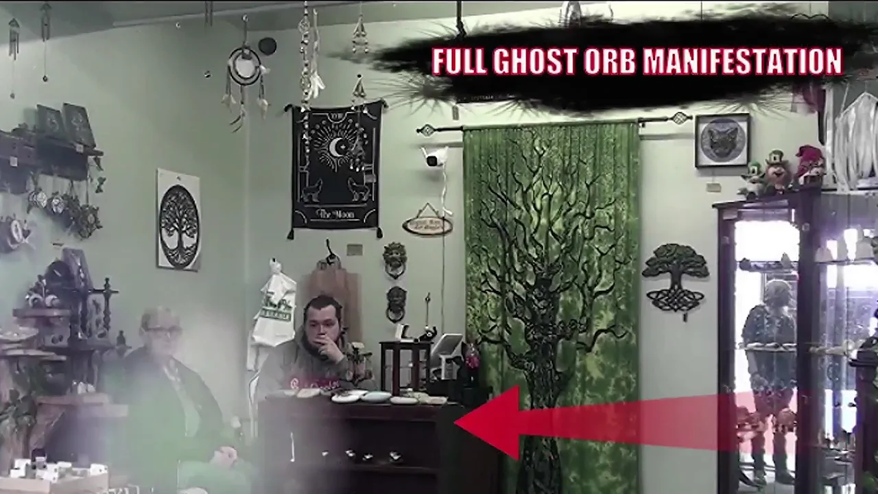 Graban a un fantasma dentro de una tienda de magia