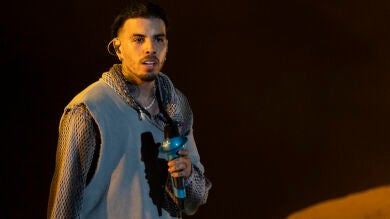 Rauw Alejandro se borra el tatuaje dedicado a Rosalía a dos años de su ruptura