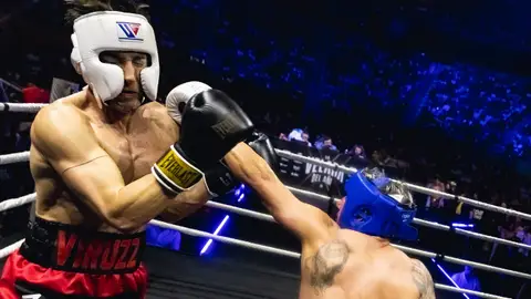 Momo golpeando a Viruzz en la Velada. Momo golpeando a Viruzz en la Velada.