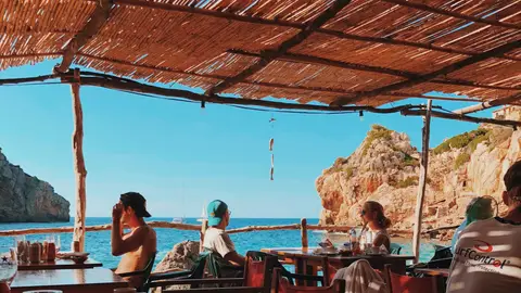 Un chiringuito en la playa Un chiringuito en la playa