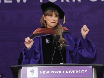 Taylor Swift en su graduación.