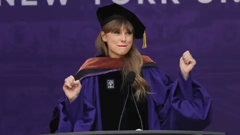 Taylor Swift en su graduación. Taylor Swift en su graduación.