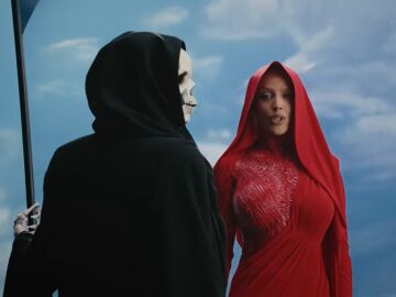 Doja Cat en su videoclip de 'Paint the Town Red'.