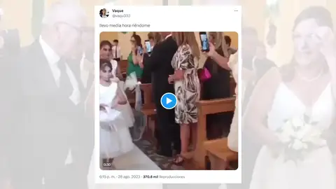 Tuit viral sobre un padre al que se le caen los pantalones mientras lleva a su hija al altar. Tuit viral sobre un padre al que se le caen los pantalones mientras lleva a su hija al altar.