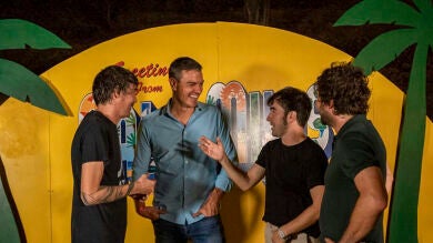 Pedro Sánchez asiste al festival indie Cala Mijas y coincide con Chino de Supersubmarina