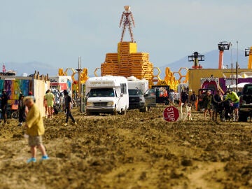 La estatua del Burning Man en medio del barrizal