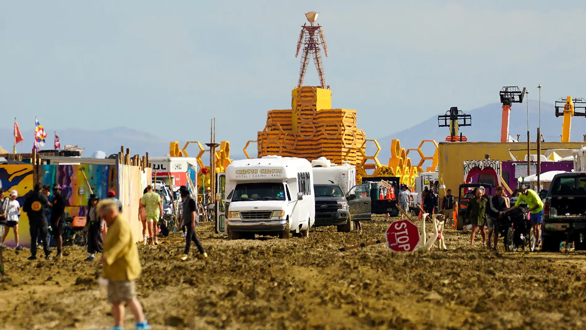 La estatua del Burning Man en medio del barrizal