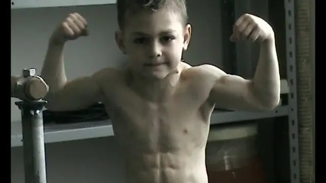 Reaperece Giuliano Stroe, el niño más fuerte del mundo