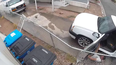 Salva su vida de milagro tras casi ser atropellado por su propio coche Salva su vida de milagro tras casi ser atropellado por su propio coche