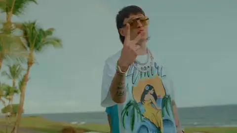 Peso Pluma en el videoclip de 'Lagunas'. Peso Pluma en el videoclip de 'Lagunas'.