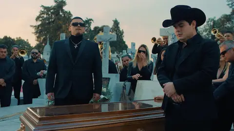 Fuerza Regida en el videoclip de Me Tocó Morir. Fuerza Regida en el videoclip de Me Tocó Morir.