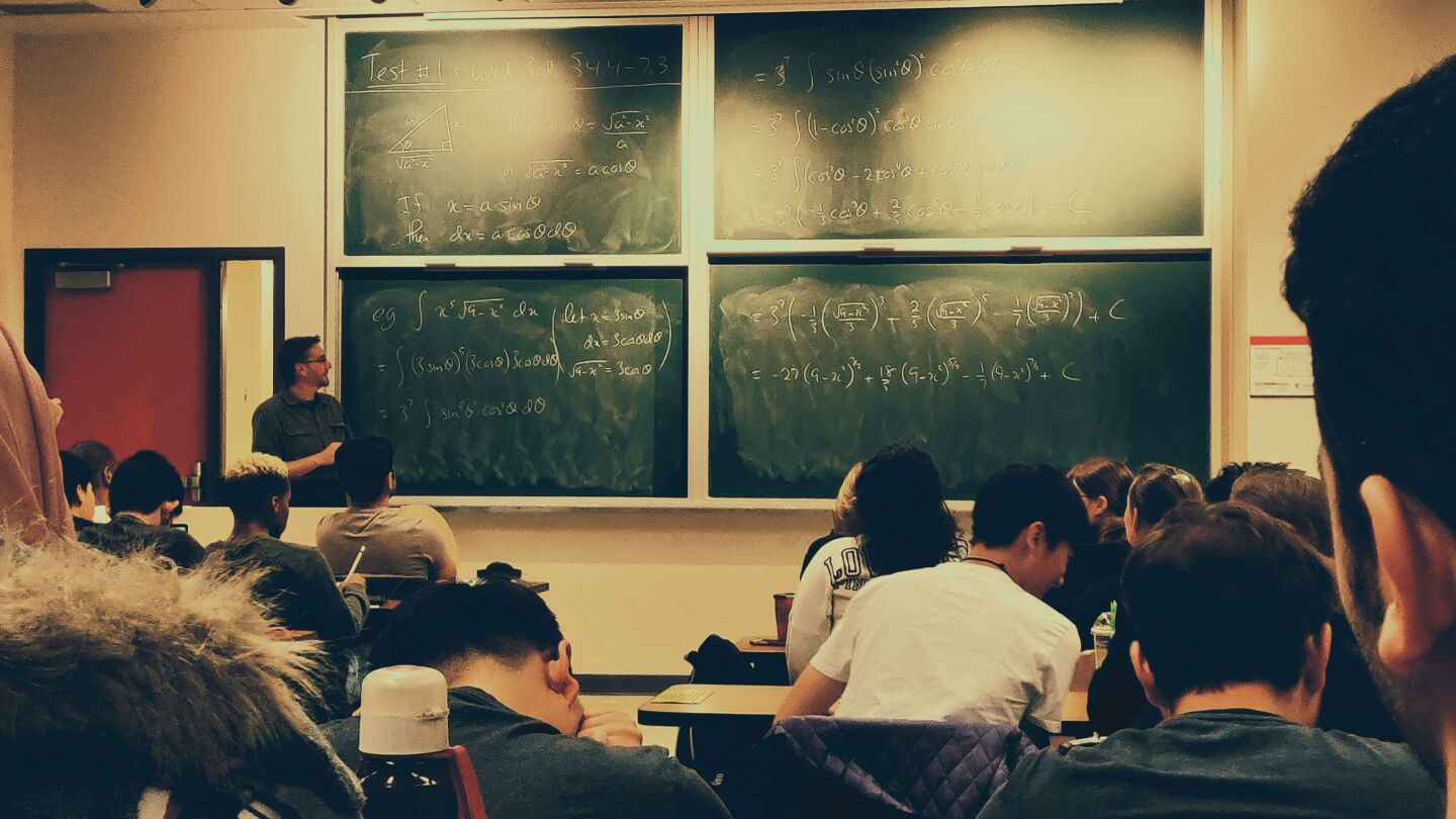 Un profesor explicando frente a una clase
