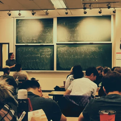 Un profesor explicando frente a una clase