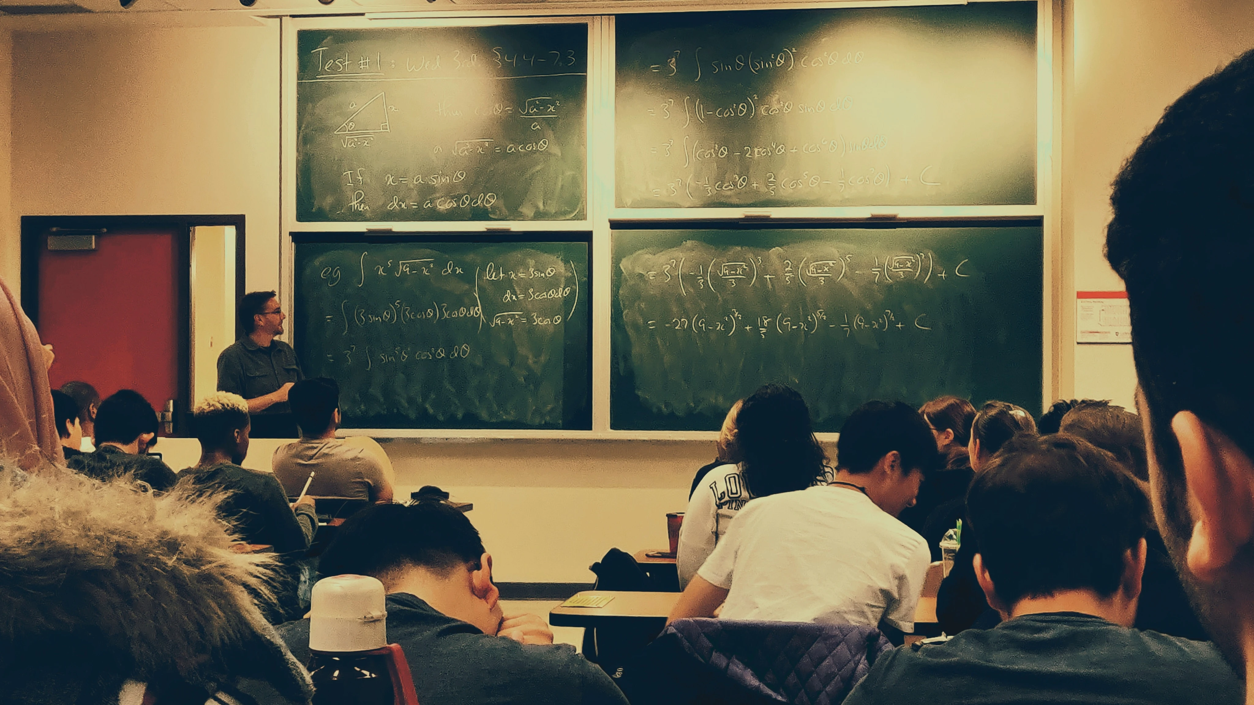 Un profesor explicando frente a una clase