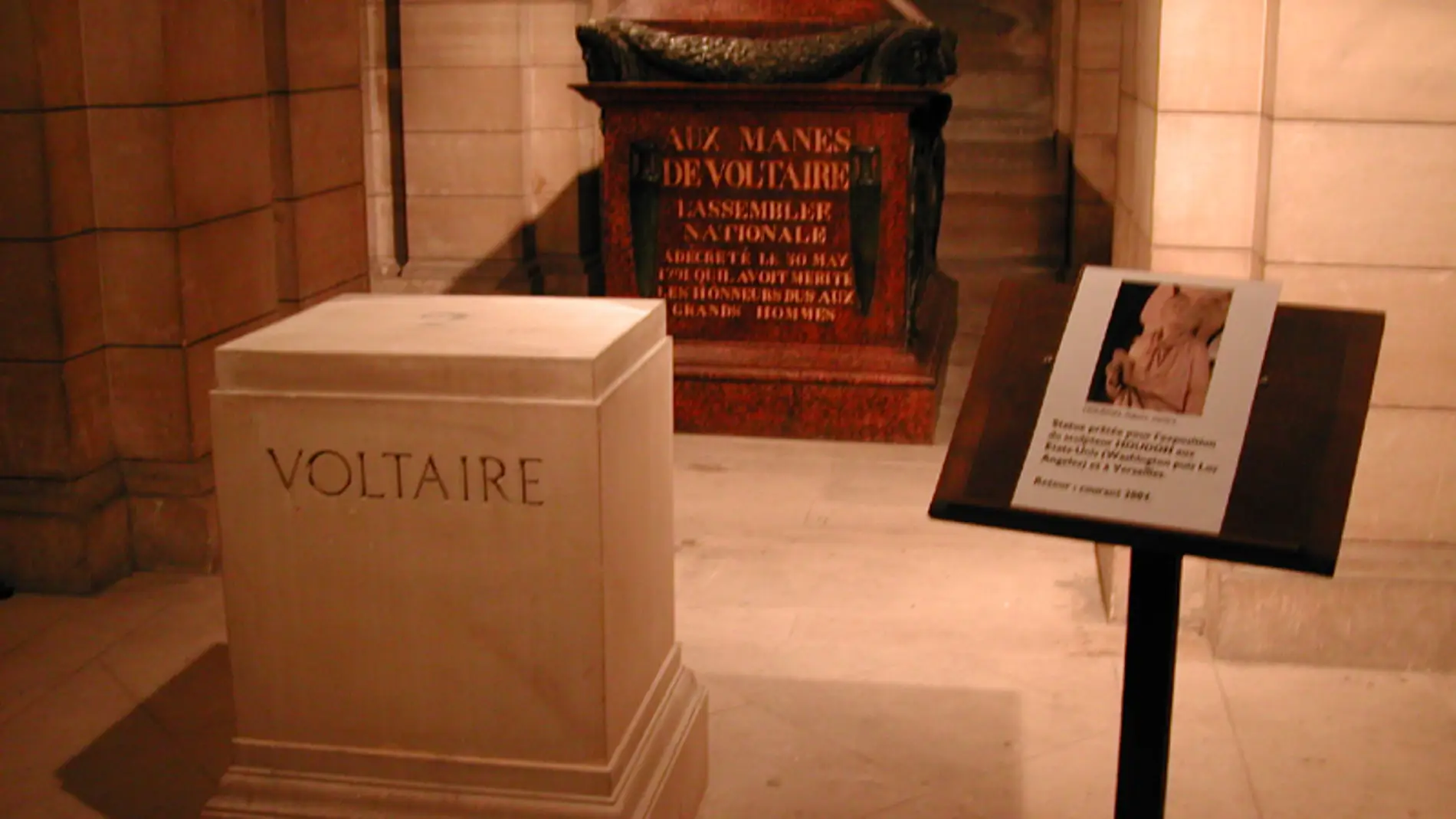 Tumba de Voltaire en el panteón