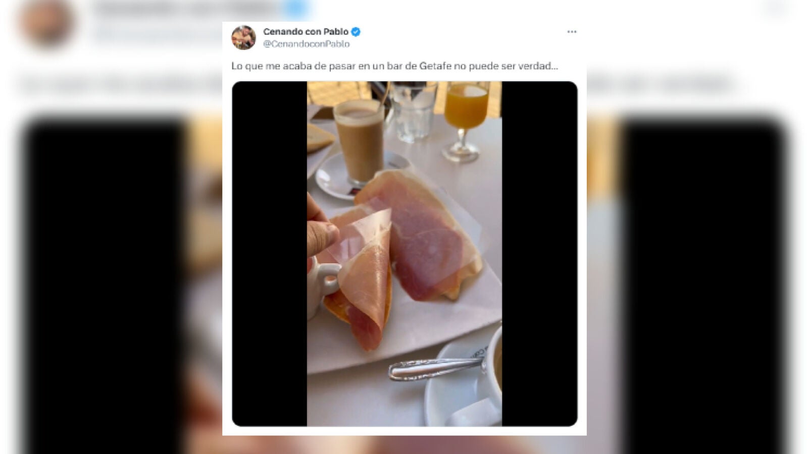 Pide unas tostadas con jamón y se lo sirven con el plástico: el fallo de un camarero que se ha hecho viral