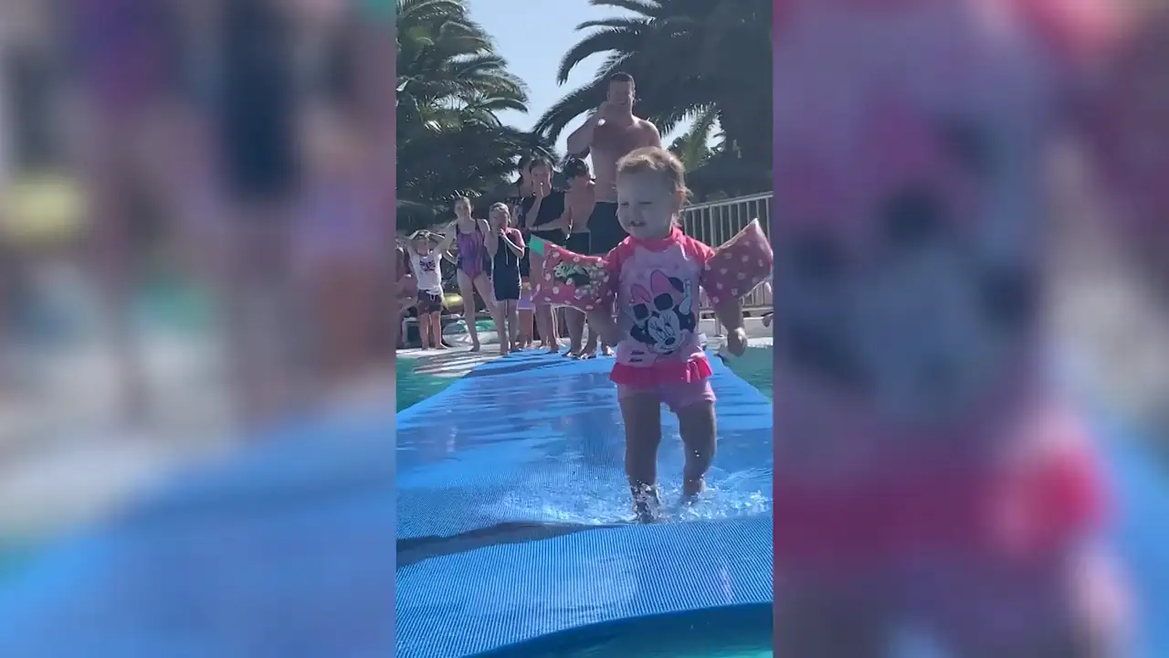 El vídeo de un bebé golpeado por un balón hinchable en una piscina que ha dado la vuelta al mundo