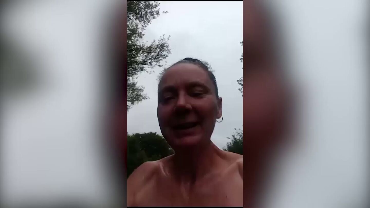  Una mujer corre en topless por su pueblo por un importante motivo